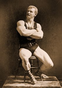 Eugen Sandow, klassisessa antiikin kreikkalais-roomalaisessa asennossa, n. 1893 tekijältä Napoleon Sarony