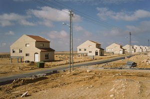 Uusia taloja israelilaisille siirtolaisille Moshav Kadesh Barneassa eli Moshav Nizzanassa aavikolla.