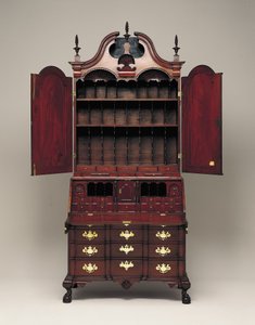 Työpöytä ja kirjahylly, n. 1770-76 (mahonki, eteläinen keltainen mänty, itäinen valkoinen mänty, keltainen poppeli ja messinki) tekijältä Nathaniel Gould