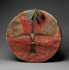Kilpi, n. 1885 (parkittu nahka, pigmentti, puu ja höyhenet) tekijältä Native American