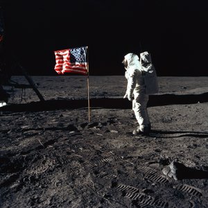 Buzz Aldrin ja Yhdysvaltain lippu Kuussa, 1969.
