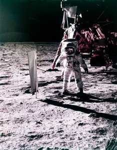 Buzz Aldrin sijoittaa aurinkotuulenkeräimen Kuun pinnalle, Apollo 11 -tehtävä, heinäkuu 1969.