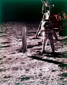 Buzz Aldrin sijoittaa aurinkotuulenkeräimen Kuun pinnalle, Apollo 11 -tehtävä, heinäkuu 1969.