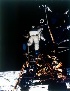 Buzz Aldrin polveutuu Lunar Module, Apollo II -tehtävästä, heinäkuussa 1969. tekijältä Neil Armstrong
