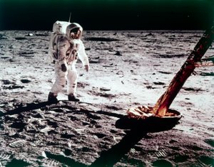 Buzz Aldrin lähellä Lunar Module on the Moon jalkaa, Apollo 11 -lento, heinäkuu 1969.