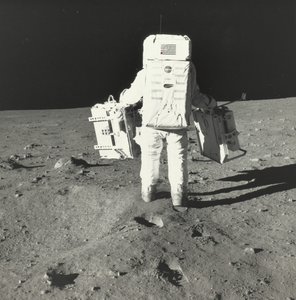Buzz Aldrin Kuussa varhaisen Apollon tieteellisten kokeiden paketin komponenttien kanssa, 1969. tekijältä Neil Armstrong