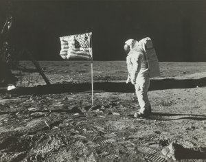 Buzz Aldrin Kuussa Yhdysvaltain lipun kanssa, 1969.