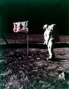 Buzz Aldrin seisoo Yhdysvaltain lipun vieressä Kuun pinnalla heinäkuussa 1969.