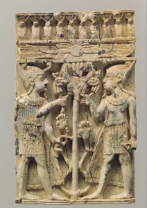Korkeaan kohokuvioon kaiverrettu huonekalulaatta, jossa kaksi egyptiläistä hahmoa reunustavat voluutipuuta, noin 9.–8. vuosisadalla eKr. (norsunluu) tekijältä Neo Assyrian