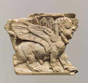 Sfinksillä kohokuvioon kaiverrettu huonekalulaatta, n. 9.-8. vuosisadalla eaa. (norsunluu) tekijältä Neo Assyrian