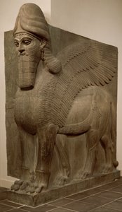 Ihmispäinen siivekäs leijona (lamassu), noin 883-859 eaa. (kipsialabasteri)