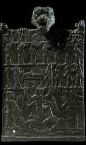 Mesopotamia: pronssinen loitsulaatta demonista jumaluutta Lamashtua vastaan. Esitys manaamiskohtauksesta. Uusassyrialainen kausi (v 1000-612 eKr.). 750 eaa. Pariisi, Louvre-museo