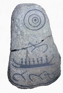 Laiva piirtää riimukiveen, neoliittisen kauden freskoon. Kööpenhaminan kansallismuseo. Tanska.
