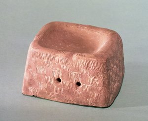 Hajuvesipolttimena käytetty maljakkotuki, Chasseen Culture, 3000-2500 eKr. (keramiikka)