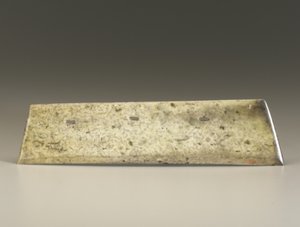 Haarukkataltta (zhang), Qijia-kulttuuri, n. 2500-2000 eKr. (jade) tekijältä Neolithic Period Chinese School
