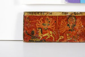 Yksityiskohta Devimahatmya-käsikirjoituksen kannesta (läpinäkymätön wc puulla)