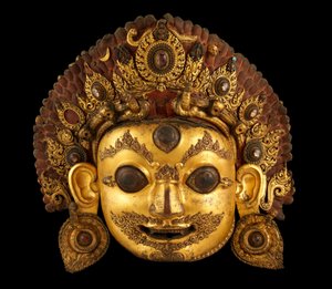 Bhairavan pää, noin 1500-luku (maalattua kullattua kuparia ja vuorikristalli) tekijältä Nepalese School