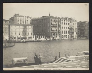 Venetsian Hotel Bretagnen ulkoa Venetsia - Grand Canal - Hotelli Brittany (otsikko esineessä) tekijältä Neue Photographische Gesellschaft