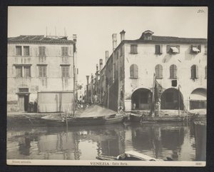 Näkymä kadulle Venetsiassa Venetsia - Calle Doria (otsikko esineessä) tekijältä Neue Photographische Gesellschaft