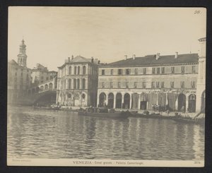 Näkymä Palazzo dei Camerlenghille Venetsiassa Venetsia - Canal Grand - Palazzo Camerlenghi (otsikko esineessä) tekijältä Neue Photographische Gesellschaft