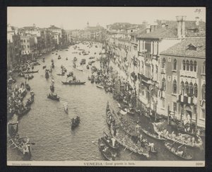 Gondolit Grand Canalilla Venetsiassa Venetsia. Grand Canal Festassa (otsikko esineessä) tekijältä Neue Photographische Gesellschaft