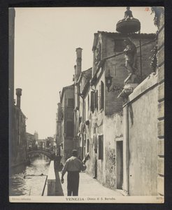 Kade langs de Chiesa di San Barnaba te Venetië Venetsia - S. Barnaban kirkko (otsikko esineessä) tekijältä Neue Photographische Gesellschaft