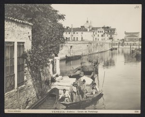 Kanaal te Venetië Venetsia - Giudecca - Pontelungon kanava (otsikko esineessä) tekijältä Neue Photographische Gesellschaft