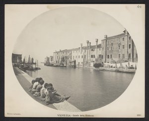 Lapset laiturilla kanavan varrella Venetsiassa Venetsia - Canale della Giudecca (otsikko esineessä) tekijältä Neue Photographische Gesellschaft