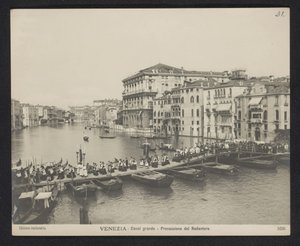 Kulkue ponttonisillan yli Venetsian Grand Canalilla Festa del Redentoren aikana Venetsia - Canal Grand - Processione del Redentore (otsikko esineessä)