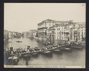 Kulkue ponttonisillan yli Venetsian Grand Canalilla Festa del Redentoren aikana Venetsia - Canal Grand - Processione del Redentore - altra veduta (otsikko esineessä)