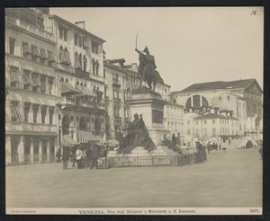 Riva degli Schiavoni te Venetië, tapasi ruiter standbeeld Victor Emmanuel II:n Italiassa Venetsia - Riva degli Schiavoni ja muistomerkki. V. Emanuele (otsikko esineessä) tekijältä Neue Photographische Gesellschaft