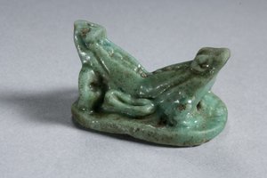 Kahden yhdistyneen sammakon skaraboidi, 18.-19. dynastia, 1540-1186 eKr. (fajanssi) (katso alapuoli kohdasta 270367)