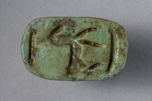 Scaraboid sinetti, 18.-19. dynastia, 1540-1186 eKr. (fajanssi) (270366:n alapuoli)