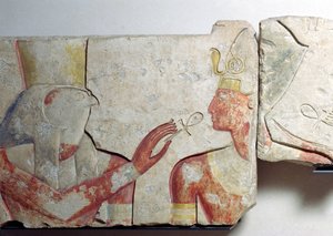 Faraon ja Horuksen tapaaminen, yksityiskohta friisistä, joka kuvaa Ramses II:ta (1298-32 eKr.) jumalien joukossa, Abydoksesta, noin 1275 eKr. (maalattu kivi) tekijältä New Kingdom Egyptian