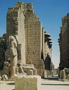 Näkymä Suurelle hoville, Hypostyle Hallin sisäänkäynnille ja Ramses II:n (n. 1279-1213 eKr.) patsaalle Amunin temppelissä