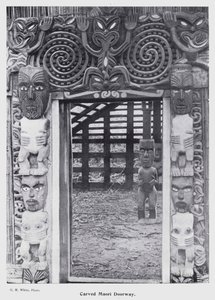 New Plymouth, Uusi-Seelanti: Carved Maori Doorway (m/w kuva) tekijältä New Zealand Photographer