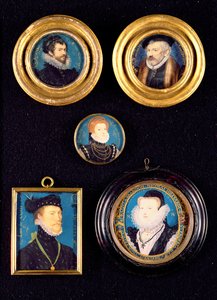 Hilliardin isän ja äidin miniatyyrit, omakuva sekä tuntemattomia muotokuvia miehestä ja naisesta tekijältä Nicholas Hilliard