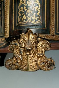 Yksityiskohta Ludvig XIV:n asusta (ormolu, messinki, kilpikonnankuori ja eebenpuinen boulle) (katso myös 486114-19) tekijältä Nicholas Sageot