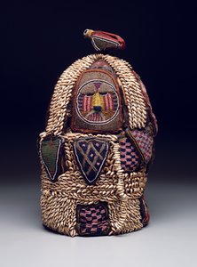 House of the Head Shrine (ile ori), 1800-luvun lopusta 1900-luvun alkuun (nahkaa, cowrie-kuoret, lasihelmiä, kangasta ja metallia)