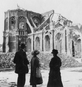 Vahinko Notre Damen kirkolle, Armentières, Ranska, ensimmäinen maailmansota, c1914-c1918
