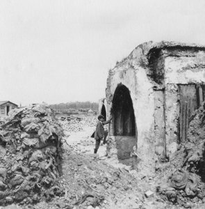 Betonista valmistettu ja aaltopahvilla vuorattu korsu, I maailmansota, c1914-c1918