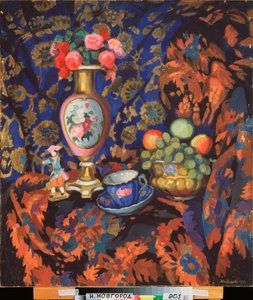 Asetelma posliinilla ja kukilla - Nikolai Semjonovich Zaytsevin (1885-1938) teos, tempera pahville tekijältä Nikolai Semyonovich Zaytsev