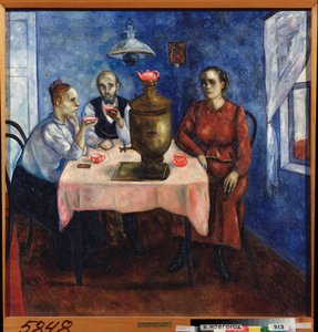 Teehetki (Kohaus arjesta, surullinen perhe juo teetä samovaarin ympärille koottuna) - Teen juominen - Nikolai Vladimirovich Sinezubovin (Nicolas Sinezouboff) maalaus (1891-1956), öljy kankaalle tekijältä Nikolay Vladimirovic Sinezubov