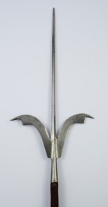 Friuli-keihäs, n. 1600 (teräs ja kunnostettu puu)
