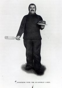 Lindström tattarikakkujen kanssa, Roald E. Amundsenin Etelänavalta, n. 1910-12 tekijältä Norwegian Photographer