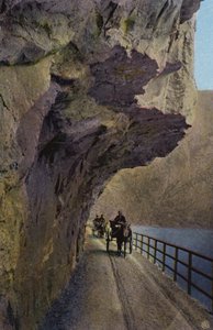 Norge / Norja: Hardangerin Eidsfjordiin johtava tie (värillinen kuva). tekijältä Norwegian Photographer