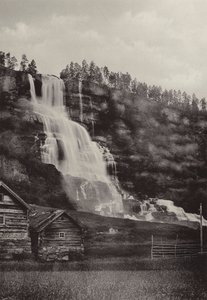 Tvindefos (m/w kuva) tekijältä Norwegian Photographer