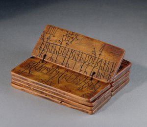 Riimualmanakka, 1500-luku (veistetty puksipuu)
