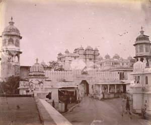 Näkymä kaupungin palatsille, sisäänkäynnin portti etualalla, Udaipur tekijältä O.S. Baudesson