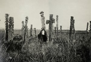 Rukous hautausmaalla, Araucano, Chile (gelatiinihopeaprintti) tekijältä Oder W. Heffer